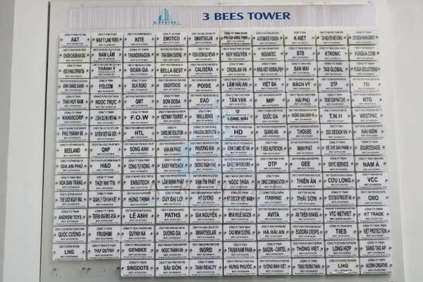 Khu vực gắn bảng tên khách hàng thuê văn phòng ảo Phú Nhuận