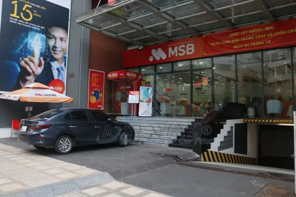 Mặt tiền tòa nhà có thể đỗ xe hơi 