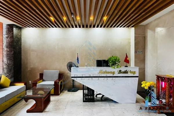 Quầy lễ tân hỗ trợ khách hàng thuê văn phòng 