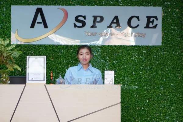 Nhân viên lễ tân hỗ trợ khách hàng thuê văn phòng