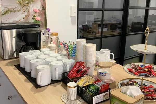 Pantry trang bị trà, cà phê, nước uống miễn phí, tạo môi trường làm việc thoải mái mỗi ngày.